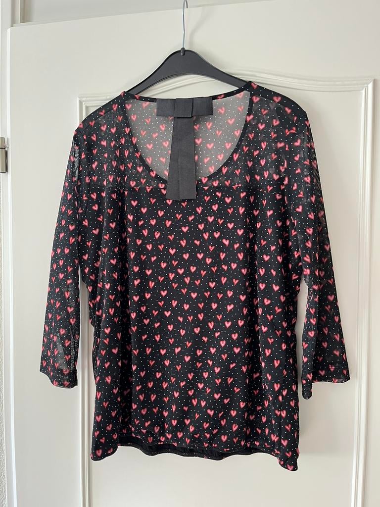 Dames hartjes shirt met leuke nek strik . mt 44, Ophalen of Verzenden, Zo goed als nieuw, Zwart, Shirt of Top