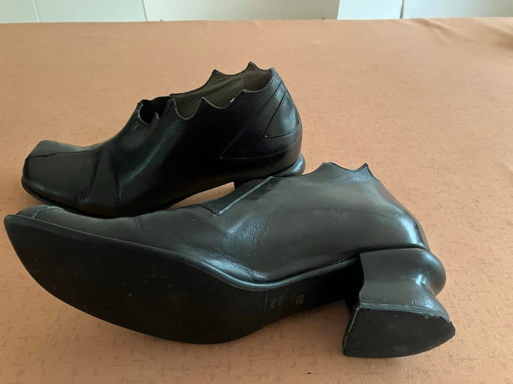 Lisa Tucci zwarte damesschoenen - aparte vormgeving, Schoenen met lage hakken, Zwart, Ophalen of Verzenden, Gedragen