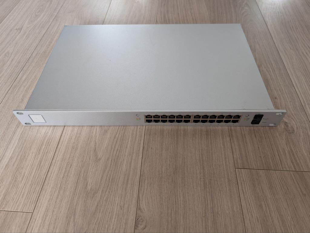 Ubiquiti Unifi Switch 24 PoE - USW-24-PoE, Computers en Software, Netwerk switches, Ophalen, Gebruikt