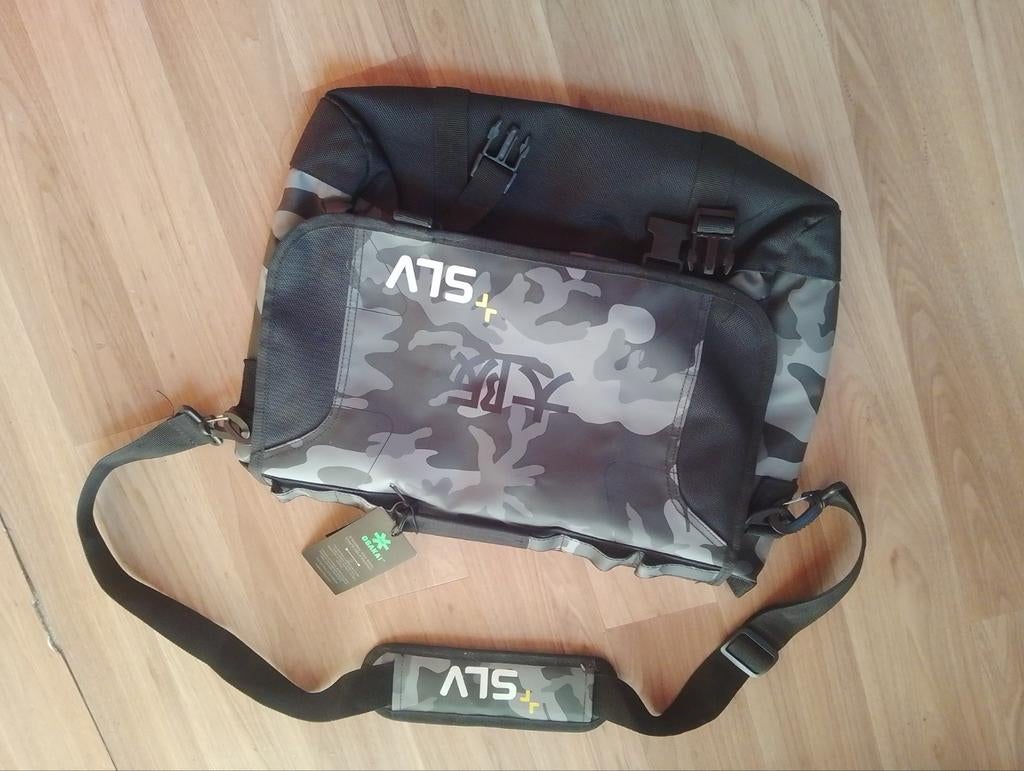 Osakai laptoptas camouflage, Ophalen of Verzenden, 17 inch of meer, Zo goed als nieuw, Schoudertas