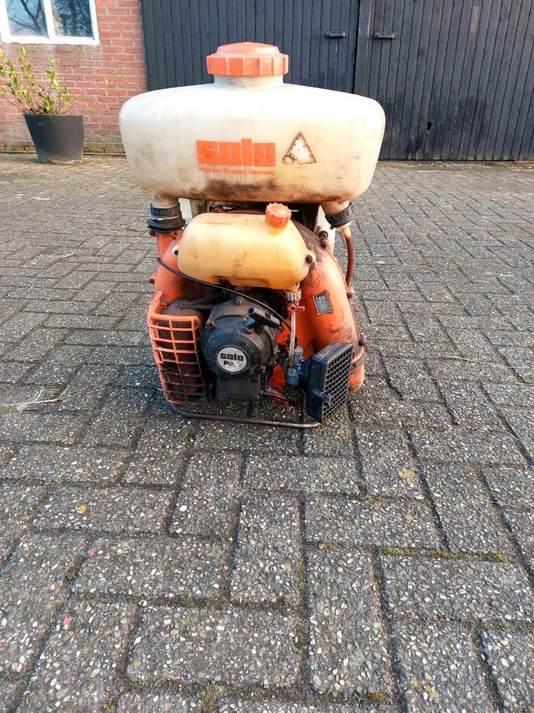 Solo motor rugspuit - Werkt nog goed!, Tuin en Terras, Bladblazers, Ophalen, Benzine, Gebruikt, Ruggedragen