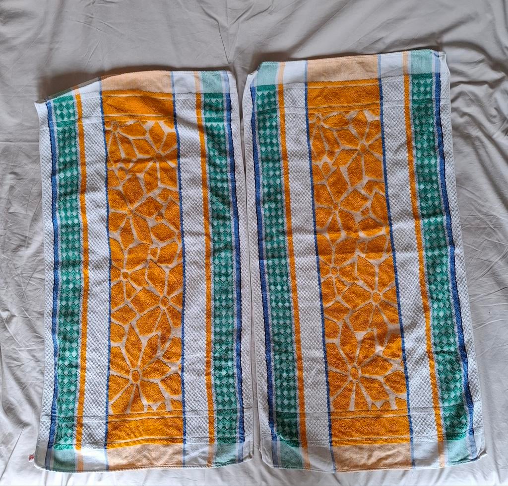 Set van 2 retro badhanddoeken. Nieuwstaat. 89x45 cm. Bloemen, Ophalen of Verzenden, Zo goed als nieuw, Handdoek