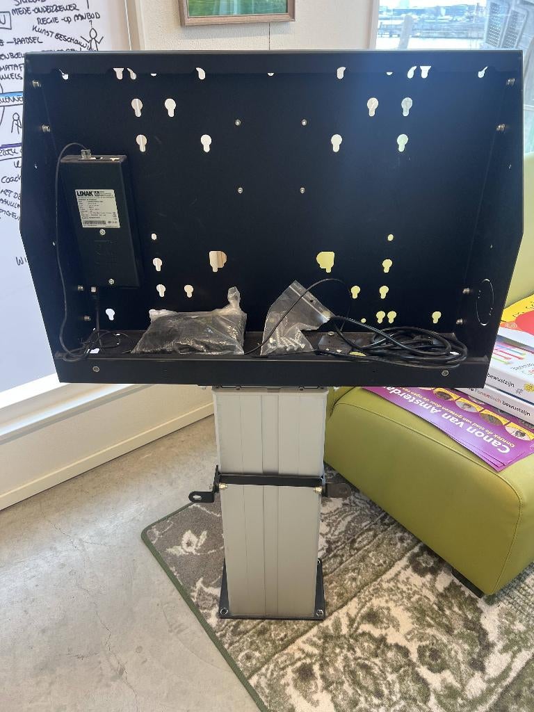 Lift digibord. elektrisch in hoogte verstelbare vloerlift, Ophalen, Gebruikt, Digiboard