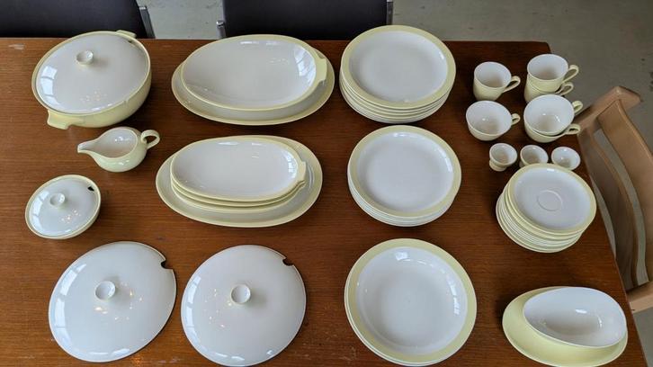 Petrus Regout & Co Servies - Pastel geel, Antiek en Kunst, Antiek | Servies compleet, Ophalen