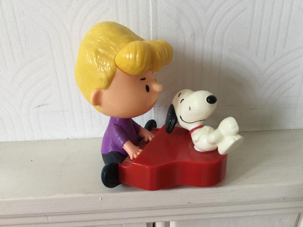 Snoopy en Woodstock op rode piano Vintage speelgoed, Verzamelen, Ophalen of Verzenden, Snoopy, Gebruikt, Beeldje of Figuurtje