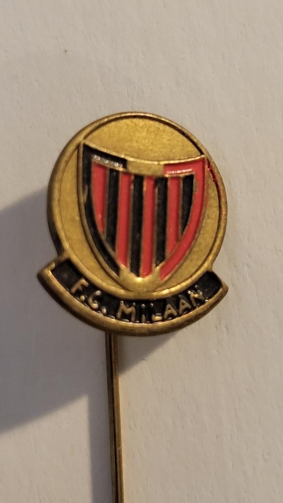 Voetbal speldje FC Milaan, Verzenden, Gebruikt, Sport, Speldje of Pin