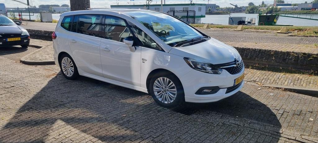 Te koop aangeboden  goed onderhouden opel zafira, Voorwielaandrijving, Zwart, 4 cilinders, 7 stoelen
