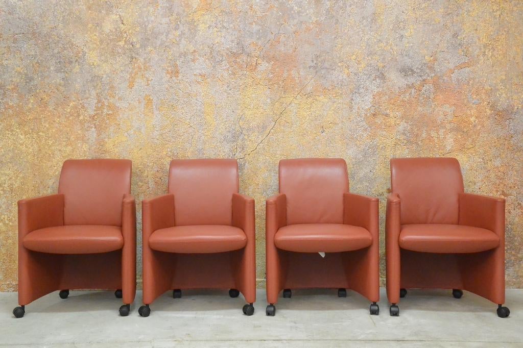 ZGANieuw! 4 rode leren Leolux Quantissimo verrijdb stoelen, Huis en Inrichting, Stoelen, Zo goed als nieuw, Vier, Leer, Metaal