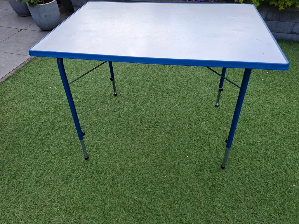 Campingtafel met verstelbare poten, Ophalen