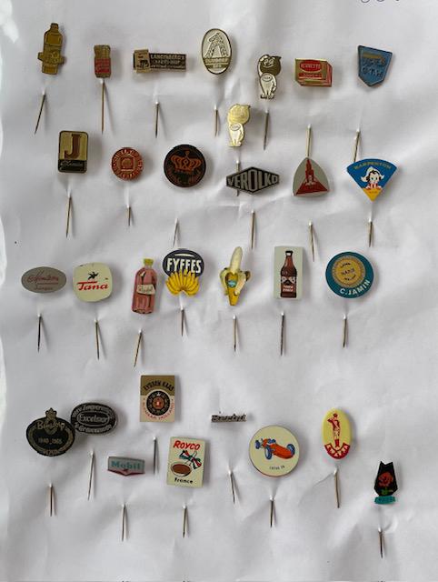 Map met 177 speldjes uit de jaren ‘60-‘70, Verzamelen, Speldjes, Pins en Buttons, Ophalen of Verzenden, Gebruikt, Overige onderwerpen