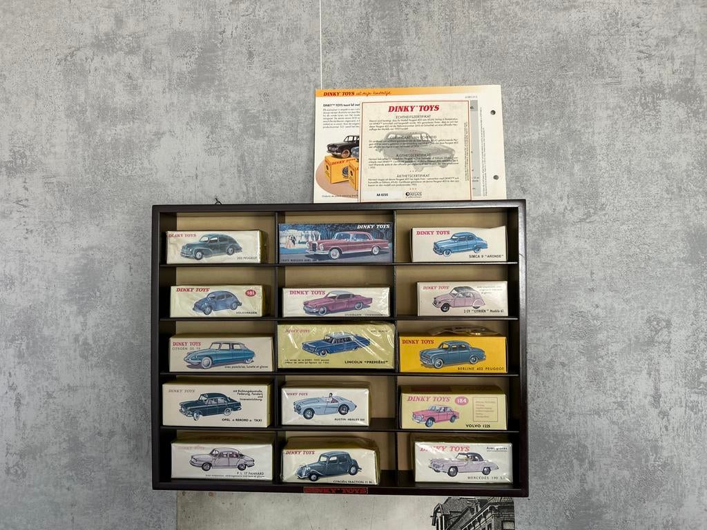 Dinky Toys Collectie met Display en Certificaten, Hobby en Vrije tijd, Modelauto's | 1:43, Ophalen of Verzenden, Gebruikt, Auto