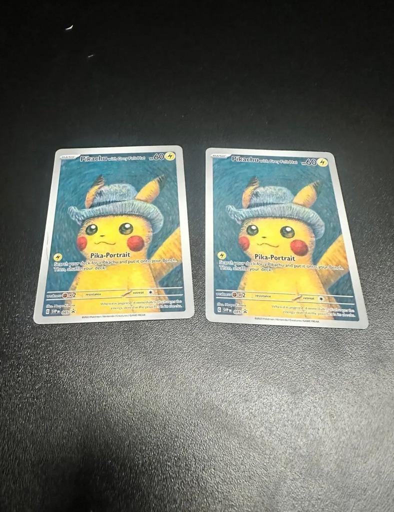 2x Pikachu met Grijs Vilt Hoedje Pokémon Kaart, Ophalen of Verzenden, Zo goed als nieuw, Meerdere kaarten