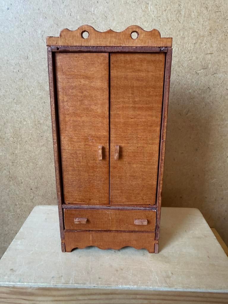 Kleding kast - hxbxd 17.3x8x4 - hout, Ophalen of Verzenden, Zo goed als nieuw, Poppenhuis