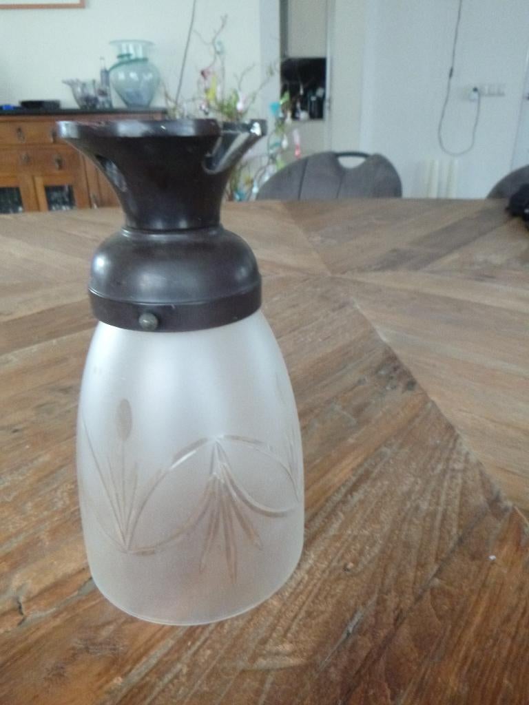 Oud plafondlampje van glas en armatuur van bakeliet, Ophalen of Verzenden, Gebruikt, Glas