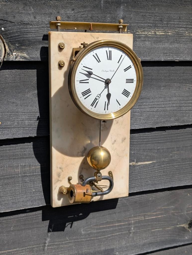 Elektrische klok €220, Ophalen