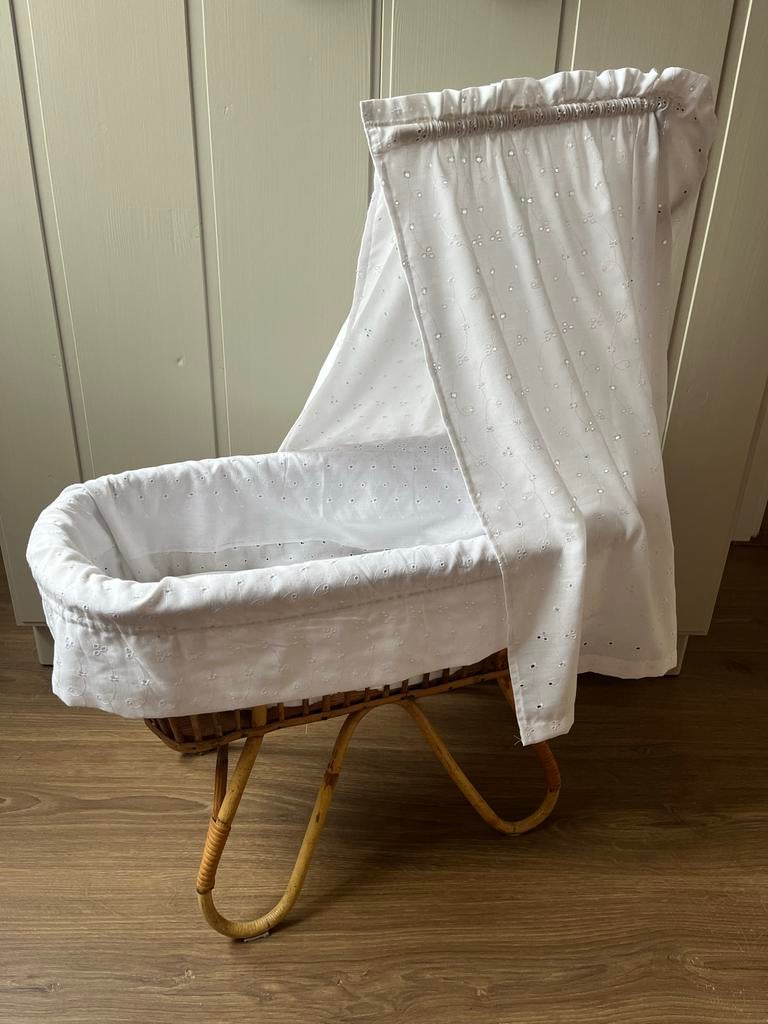 Rotan poppenwiegje met bekleding, Kinderen en Baby's, Speelgoed | Poppen, Ophalen, Gebruikt, Overige typen
