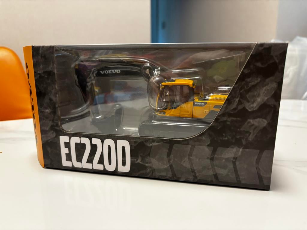 Volvo EC220D schaal 1:50 in doos geen Conrad of NZG, Ophalen of Verzenden, Zo goed als nieuw, Overige merken
