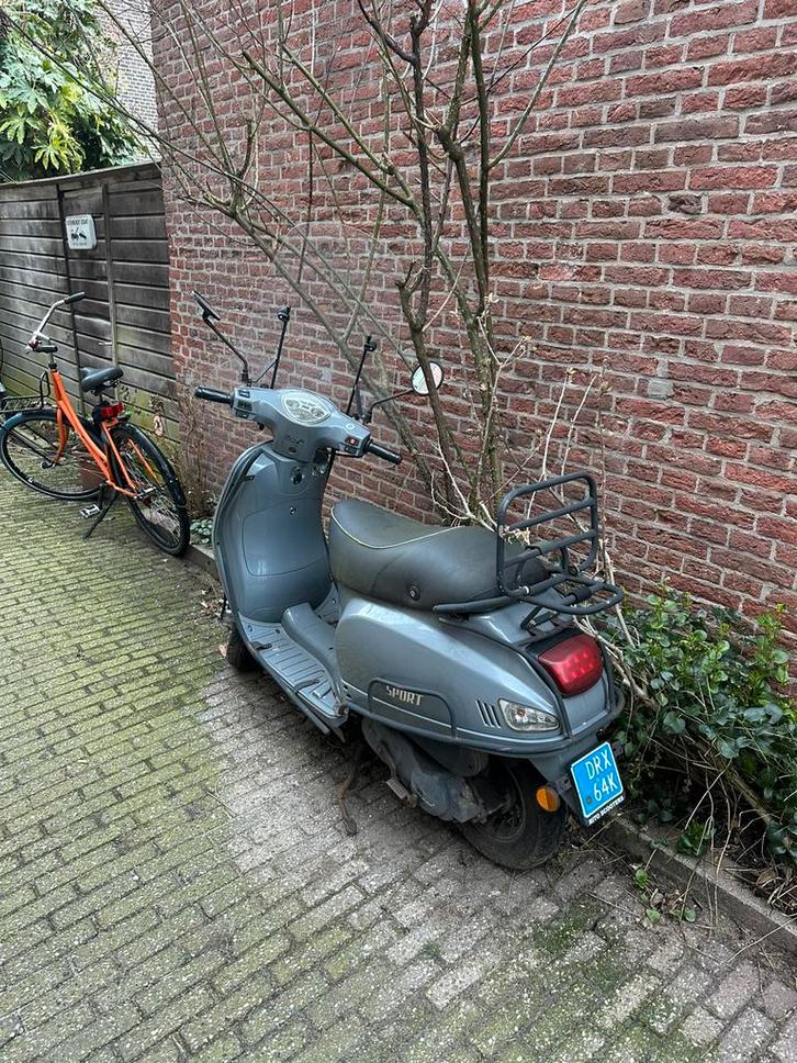 Killerbee riva scooter sport, Fietsen en Brommers, Snorfietsen en Snorscooters, Gebruikt, Overige merken, Benzine, Ophalen of Verzenden