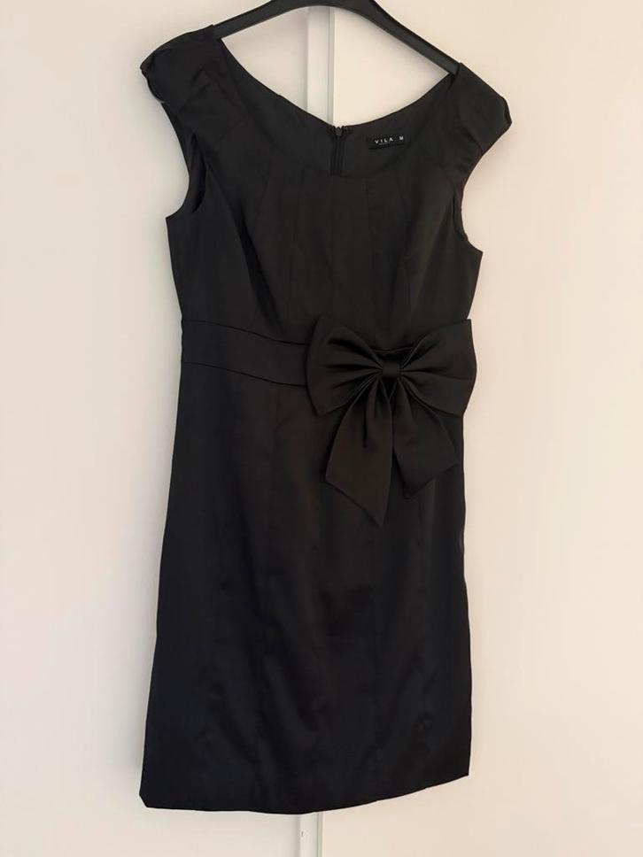 Zwarte Vila feestjurk - Maat M NIEUW, Kleding | Dames, Jurken, Nieuw, Maat 38/40 (M), Zwart, Knielengte, Ophalen of Verzenden