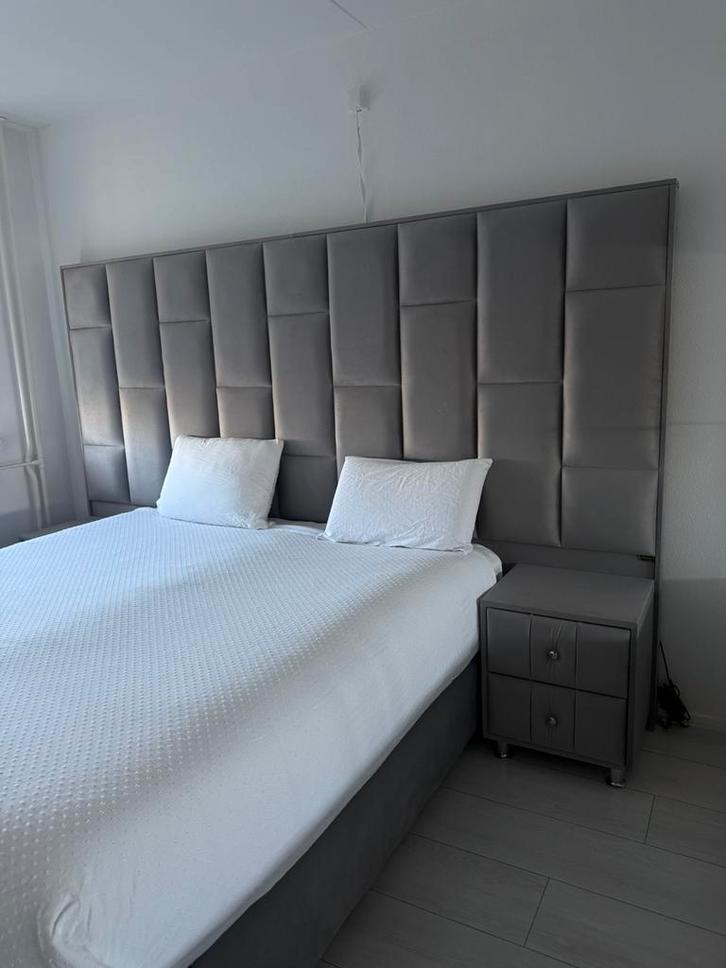 Boxspring grijs met opbergruimte en nachtkastjes 180x200, Huis en Inrichting, Slaapkamer | Complete slaapkamers, Zo goed als nieuw