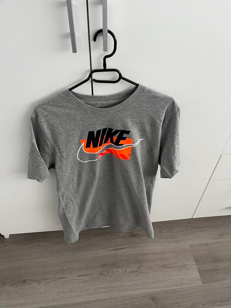 Dames Nike T-shirts Maat M - Zo goed als nieuw, Kleding | Dames, T-shirts, Ophalen, Zo goed als nieuw, Maat 38/40 (M), Korte mouw