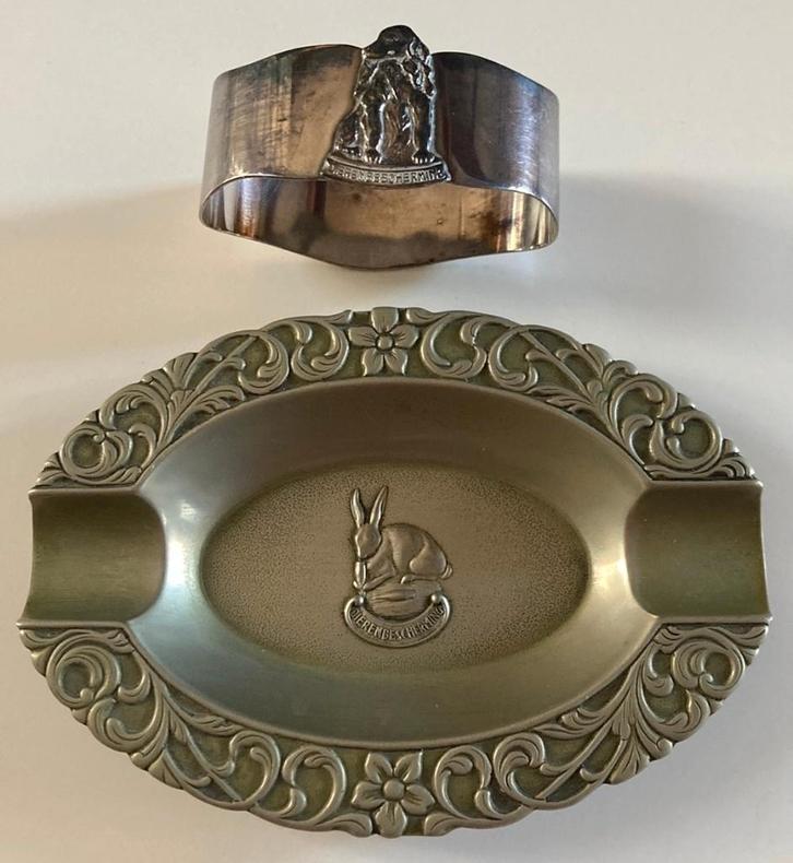 Dierenbescherming Servetring en Asbakje Prijs is per Stuk!, Antiek en Kunst, Curiosa en Brocante, Verzenden