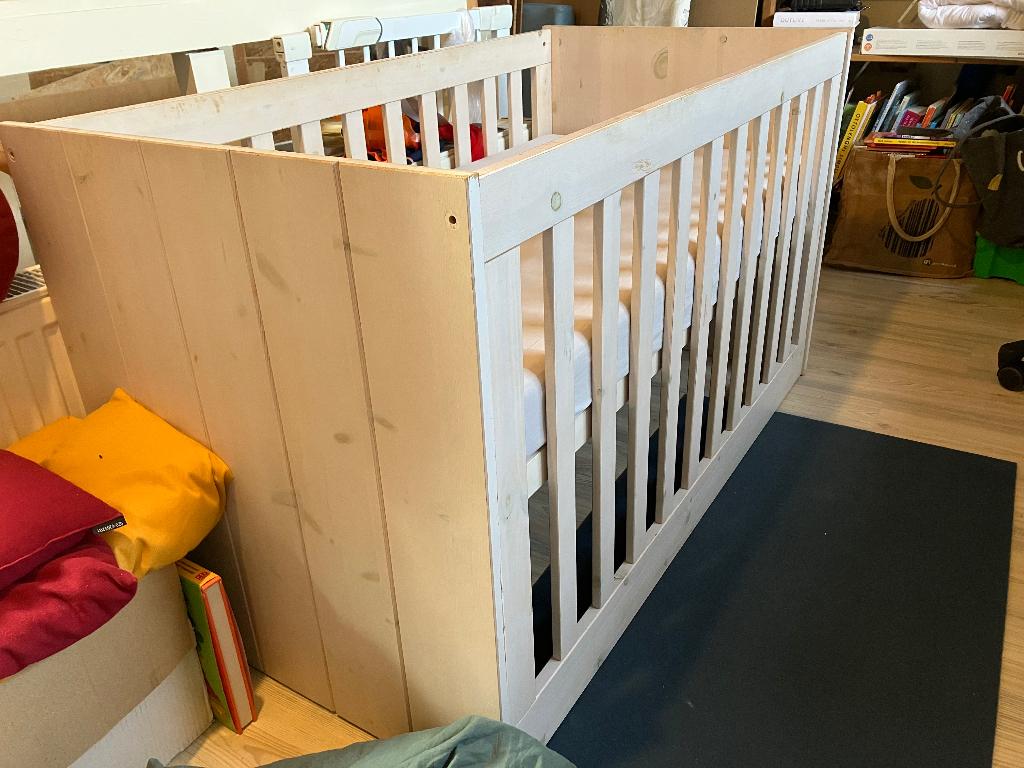 Ledikant 120 x 60 grijs/wit hout, Ophalen, Gebruikt, Ledikant