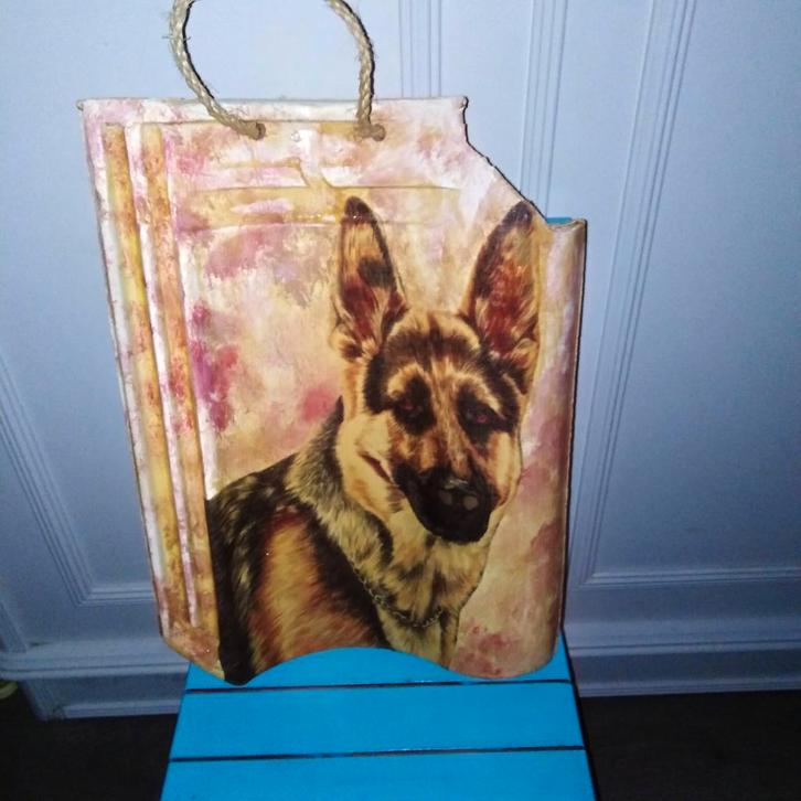 Herdershond afgebeeld op een dakpan, Huis en Inrichting, Woonaccessoires | Wanddecoraties, Gebruikt, Ophalen