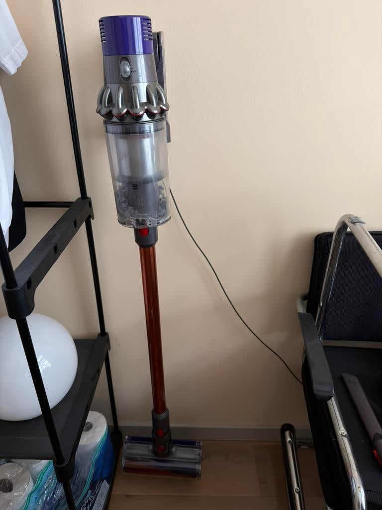 Dyson V8 in zeer goede staat + accessoires, Witgoed en Apparatuur, Stofzuigers, Ophalen, Zo goed als nieuw