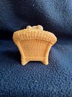 Beeldje beer in rieten stoel, Ophalen of Verzenden, Zo goed als nieuw, Dier