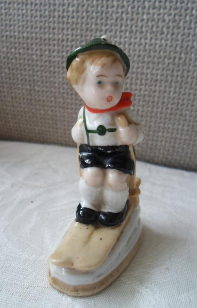 Porseleinen beeldje. Jongen op ski's. Jaren '20 - '40., Ophalen of Verzenden, Zo goed als nieuw, Mens