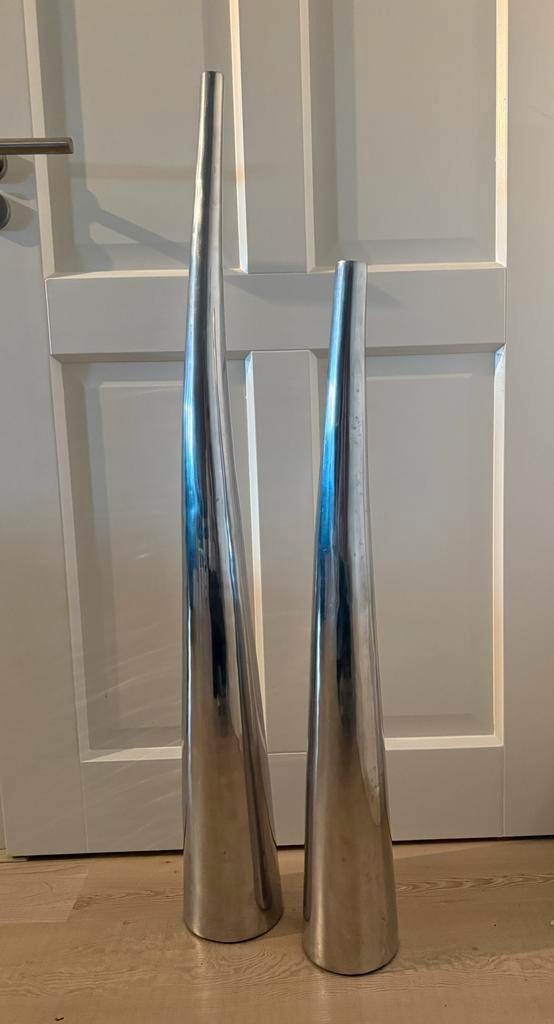 Set van 2 aluminium vazen, Huis en Inrichting, Woonaccessoires | Vazen, Zo goed als nieuw, Overige kleuren, 75 cm of meer, Overige materialen