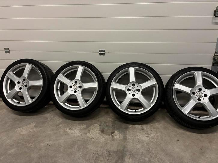 VW Up Velgen met Banden - 17 inch, Auto-onderdelen, Banden en Velgen, Banden en Velgen, Zomerbanden, 16 inch, 205 mm, Personenwagen