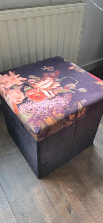 Suede poef mef bloemprint beschikbaar voor biedingen