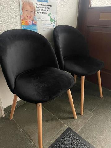 Leuke zwarte stoelen beschikbaar voor biedingen