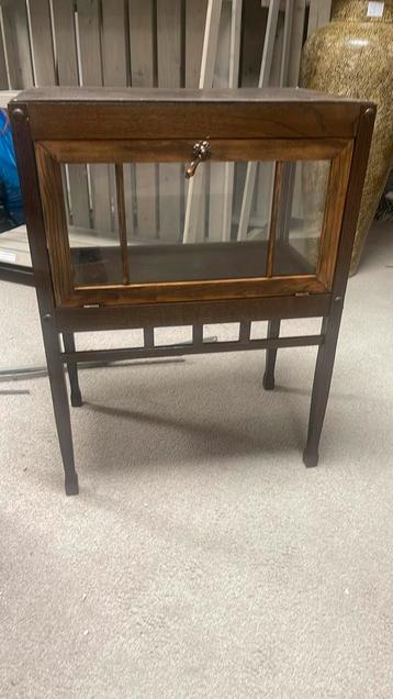 Antieken thee kastje beschikbaar voor biedingen