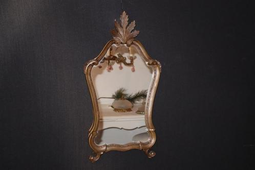 Sierlijke spiegel met kuif en houten lijst hoogte 70 cm bree, Antiek en Kunst, Antiek | Spiegels, Minder dan 50 cm, Minder dan 100 cm