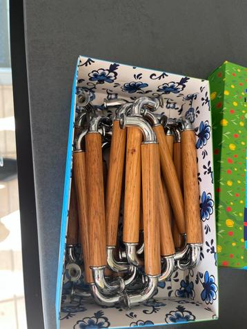 17 stuks kastgreepjes hout/metaal beschikbaar voor biedingen