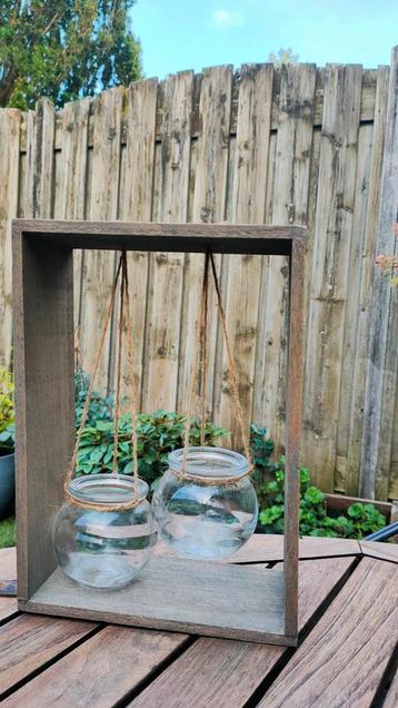 Decoratief houten frame met glazen potjes voor plantjes beschikbaar voor biedingen