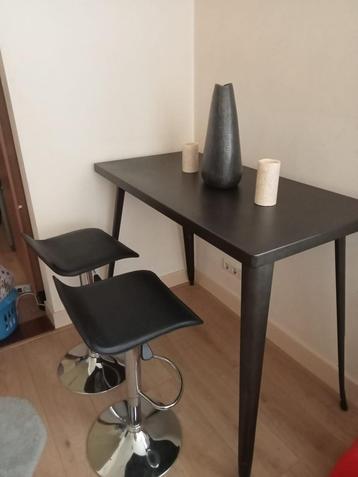 Bartafel met barkrukken beschikbaar voor biedingen
