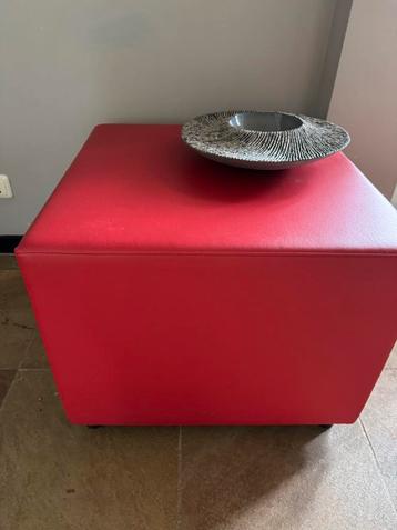 Gispen kleine lederen hocker rood 48/60/60 beschikbaar voor biedingen