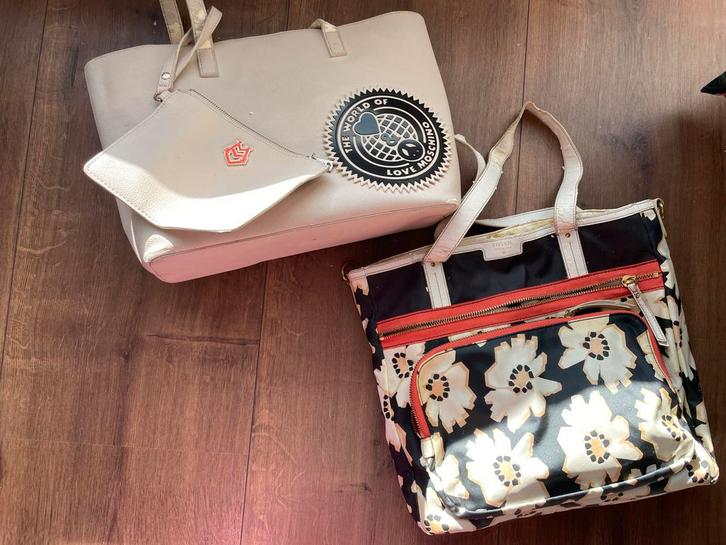 Moschino & Fossil Tassen - Gebruikt, Sieraden, Tassen en Uiterlijk, Tassen | Damestassen, Gebruikt, Handtas, Overige kleuren, Ophalen of Verzenden