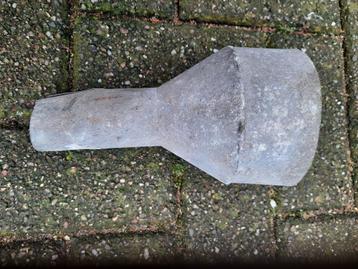 Oud zinken verloop voor de dakgoot beschikbaar voor biedingen