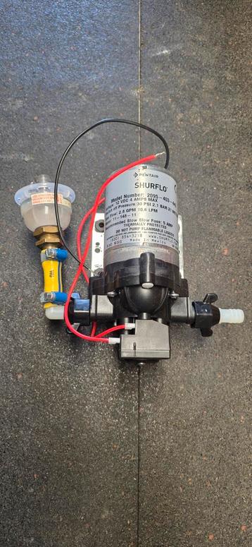 Shurflo Waterpomp 2095-403-443/  12Volt.Als nieuw  beschikbaar voor biedingen
