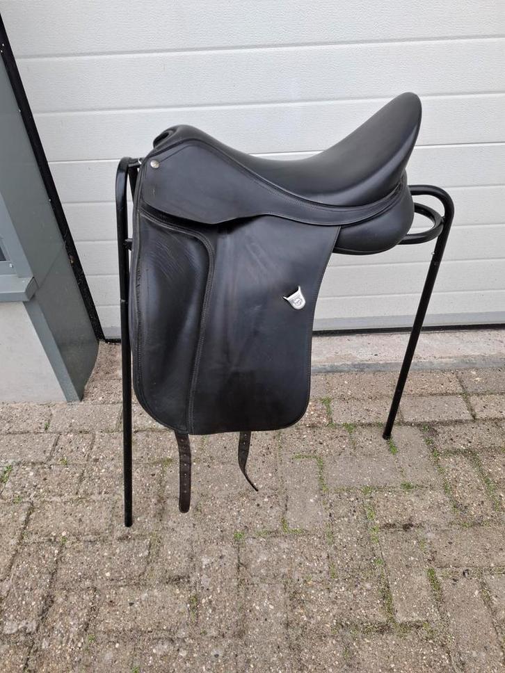 (Sale)!!!Bates dressage 17.5 bates dressuurzadel, Dieren en Toebehoren, Paarden en Pony's | Zadels, Zo goed als nieuw, Dressuur