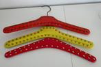Drie vintage kledinghangers skai leer rood en geel met studs, Verzamelen, Retro, Ophalen of Verzenden, Overige typen