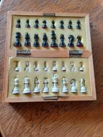Vintage houten Reis Schaakspel met Opbergdoosje, Een of twee spelers, Ophalen of Verzenden, Zo goed als nieuw, Reisspel
