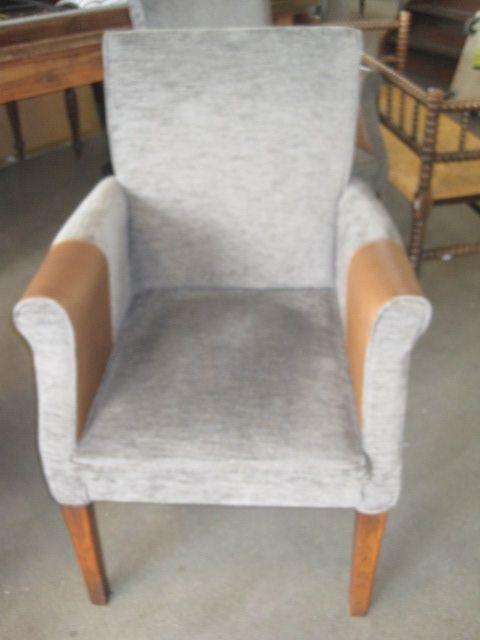 Armstoel grijs gestoffeerd met bruin leren armleuningen, Huis en Inrichting, Stoelen, Gebruikt