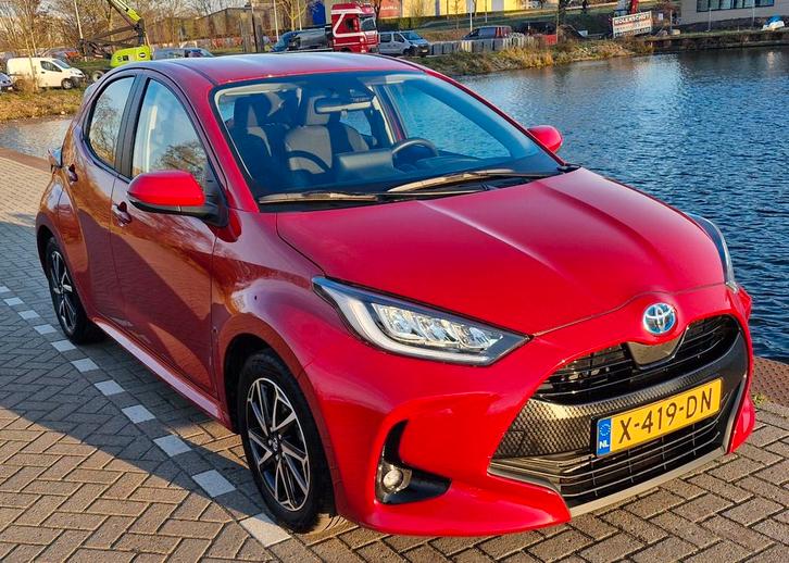 Toyota Yaris 1.5 Hybrid CVT 2023 Rood, Auto's, Toyota, Bedrijf, Yaris, 360° camera, ABS, Achteruitrijcamera, Adaptieve lichten