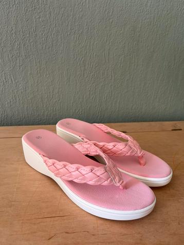 Nieuwe roze sleehak slippers met gevlochten band – maat 38 beschikbaar voor biedingen